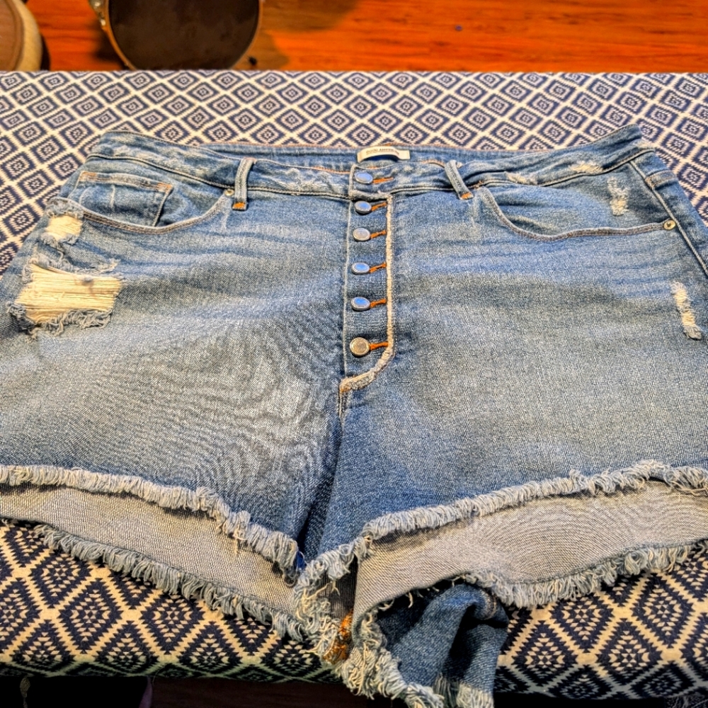 Sz. 22 Good American Cut off shorts